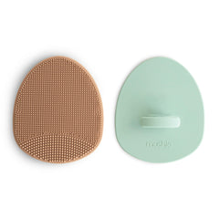 Cepillo Mushie para costras del cuero cabelludo del bebé, limpieza suave y delicada.