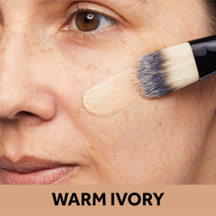 No7 Protect & Perfect textura cremosa: deslizamiento suave para un acabado natural.