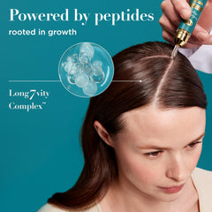 OGX ProGrowth + Peptide Serum, masaje suave para estimular la circulación del cuero cabelludo.