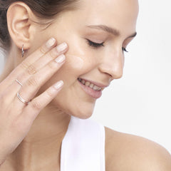 Olay Retinol 24 MAX: empaque frontal atractivo para tocador