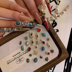ONPRESS charms turquesa-retro para un estilo bohemio y único en uñas.