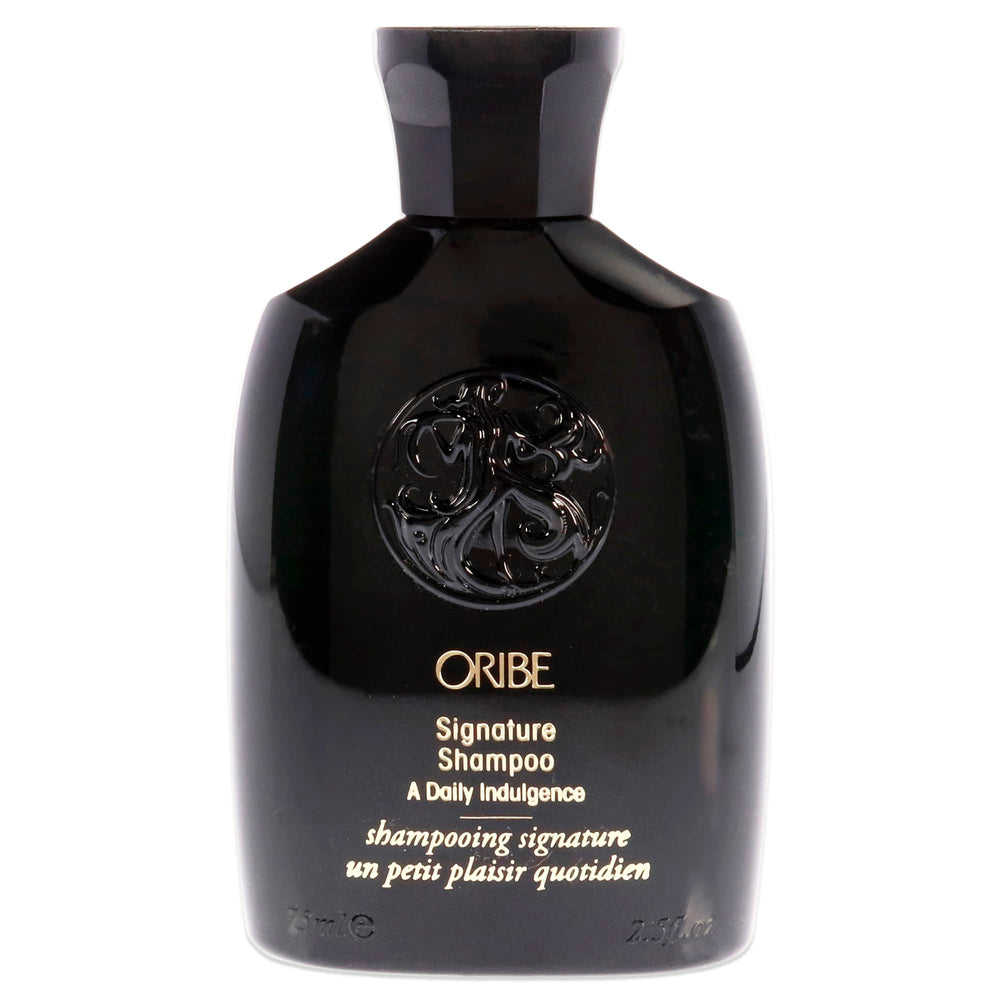 Oribe Signature Shampoo, botella lujosa, facilita un lavado diario para cabello suave y protegido.