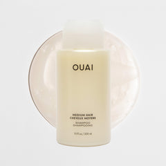 OUAI champú medio-botella-viaje-claridad: brillo suave sin sulfatos.