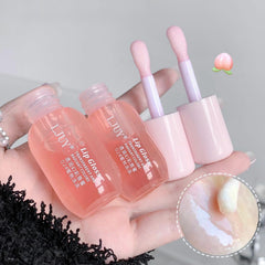 Aplicación suave de Petansy Brillo Labial para un brillo natural.