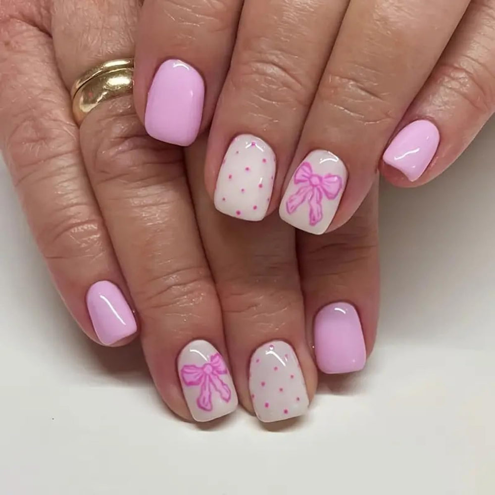 PowPop uña adhesiva rápida con corazones para manicura rápida y elegante.