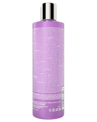 PRAVANA aplicación del acondicionador púrpura para cabello rubio con tono equilibrado.
