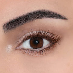 Prosa Mascara Café acabado natural y duradero para el día.