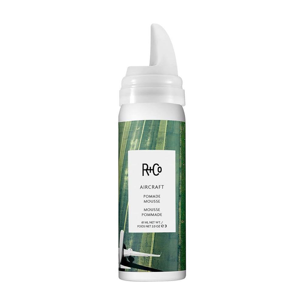 R+Co Aircraft Pomade Mousse en bote, aporta textura suave y definición para rizos