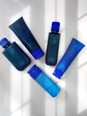 R+Co BLEU Acondicionador Esencial sella la humedad para más brillo