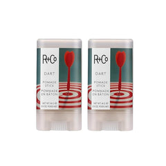 R+Co Dart Pomade Stick: empaque compacto para viaje y retoques diarios.