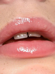 REFY Brillo Labial Blush – textura hidratante que nutre los labios.