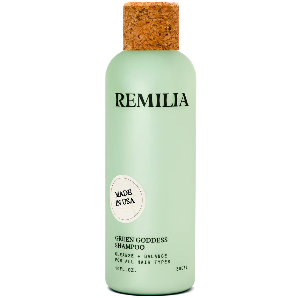 Remilia Green Goddess Shampoo con aceite de romero, limpia suavemente y revitaliza el cabello.