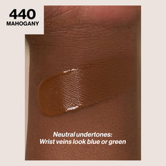 Muestra de tono 440 Mahogany para piel morena con cobertura media-alta.