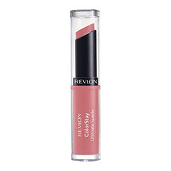 REVLON ColorStay Ultimate Suede aplicación en labios, textura cremosa para comodidad.