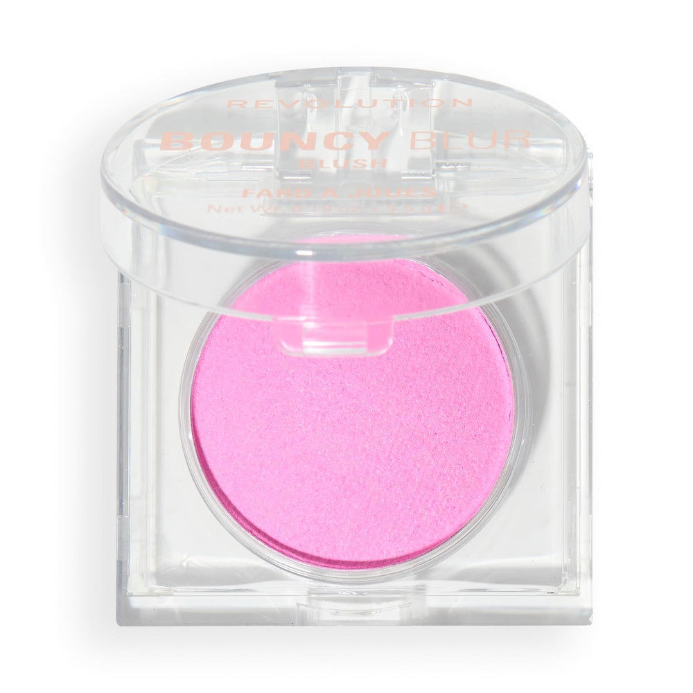 Revolution Beauty London Bouncy Blur Blush, muestra textura esponjosa para pómulos con color suave.