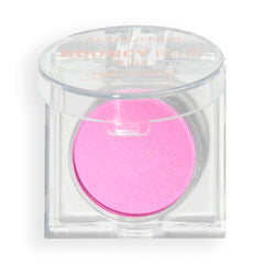 Revolution Beauty London Bouncy Blur Blush, muestra textura esponjosa para pómulos con color suave.