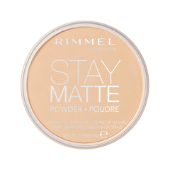 Rimmel Stay Matte polvo compacto mate, acabado suave y cobertura alta para pieles brillantes.