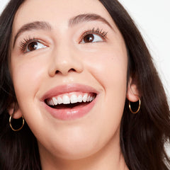 Saie Glowy Super Skin Tint, textura ligera que se funde con la piel.