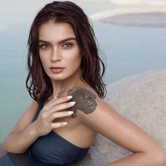 SEACRET Minerals Dead Sea Mud, textura arcilla, exfolia suavemente y ayuda a eliminar impurezas.