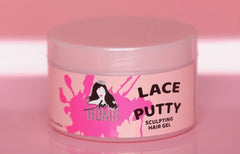 SHE IS BOMB Lace Putty frasco para un acabado natural y duradero.