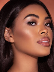 SHEGLAM Glow Bloom acabado húmedo con luz natural en rostro.