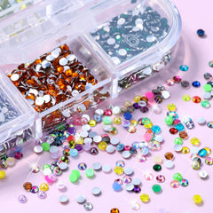 Perlas medias y piedras de sinyanail, tonos variados para detalles sutiles.