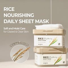 Aplicación de la Mascarilla de arroz SKINFOOD en el rostro para piel suave