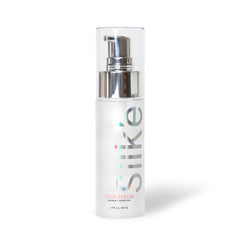 Sleek'e Silk'e Serum: aplicación en la mano para distribuir sin esfuerzo.