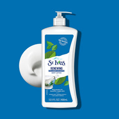 Textura cremosa de la crema St. Ives para piel suave y renovada.