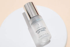StackedSkincare fórmula con AHA y ácido glicólico, exfolia y nutre para labios más suaves.