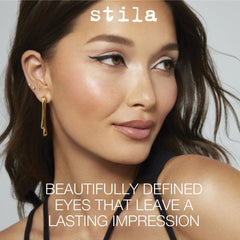 Muestra de piel con delineado negro intenso de Stila.