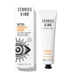 Stories & Ink vibrancia-serum en botella de 60 ml realza el color del tatuaje.