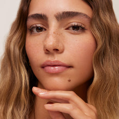 Envase de bálsamo labial Summer Fridays con vainilla y empaque aromático.