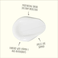 Sun Bum Original SPF 15 manos aplicando crema suave para piel sensible