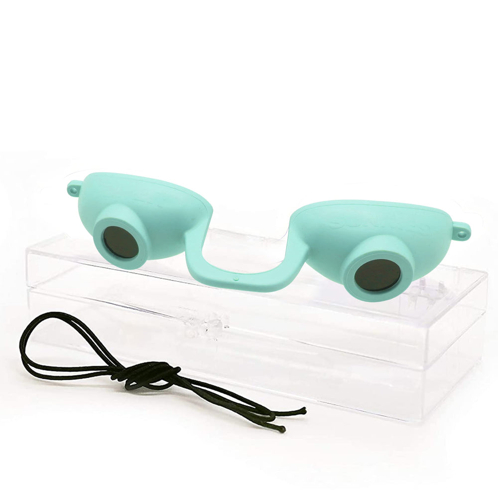 Gafas EVO Flex de Super Sunnies protegen los ojos durante bronceado en cabina.