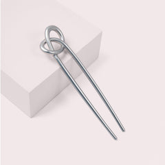 The Hair Edit Pin de chignon anudado: diseño chic para estilo diario.
