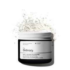 The Ordinary Polvo ácido L-ascórbico envase facilita dosificación y mezcla personalizable para el cuidado facial.