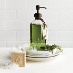 Thymes Frasier Fir, espuma cremosa, limpieza suave que cuida la piel.