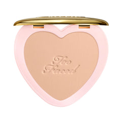 Too Faced Born This Way Soft Blur, polvo compacto suave para un acabado natural.