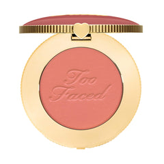 Too Faced Cloud Crush Blurring Blush ofrece un difuminado-polvo para un acabado natural.