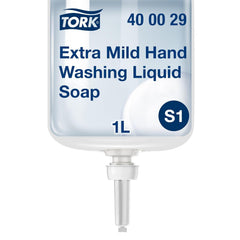 Espuma suave de Tork Extra Suave al lavar las manos.