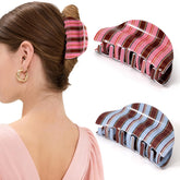 Clip Unbednigt de pelo mediano en rosa y azul con rayas, agarre seguro para uso diario.