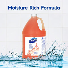 Usuario disfruta de espuma cremosa y aroma fresco con Dial profesional.