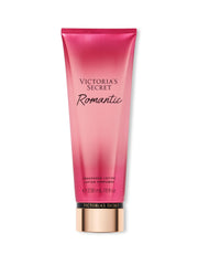 Victoria's Secret Romantic Fragrance Body Lotion, vista frontal de la botella, hidratación suave para la piel.