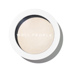 Well People Superpowder iluminador translúcido para acabado suave y luminoso.