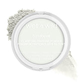wet n wild Bare Focus Polvo Translúcido aplicado con brocha para acabado suave.