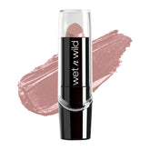 Barra de labios Wet n Wild con acabado seda, empaque compacto para viaje.