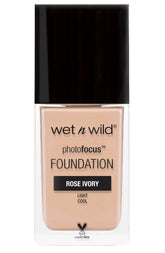 Base líquida mate Wet n Wild Photo Focus en tono marfil rosa, botella visible.