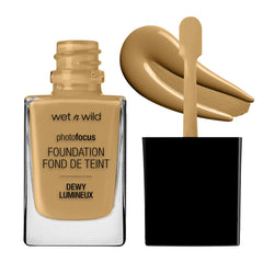 wet n wild: enfoque en frasco de fundación líquida brillante caramelo, acabado hidratante.