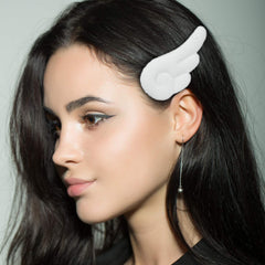 Willbond accesorio pelo alas de ángel en peluche, ideal para looks festivos.